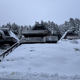 Location chalet Lac de Payolle : vue sur le chalet enneigé.
