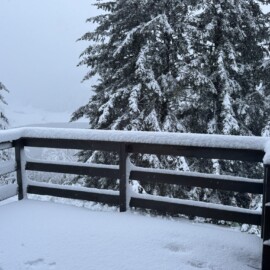 Location chalet Lac de Payolle : vue sur le balcon enneigé.