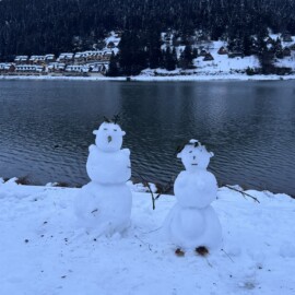 Location chalet Lac de Payolle : bonhommes de neige devant le lac.