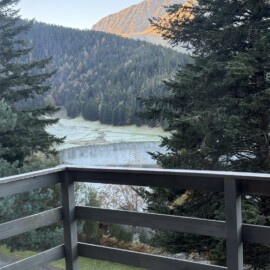Location chalet Lac de Payolle : vue sur les Pyrénées et le lac.