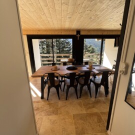 Location chalet Lac de Payolle : cuisine avec vue sur les Pyrénées.